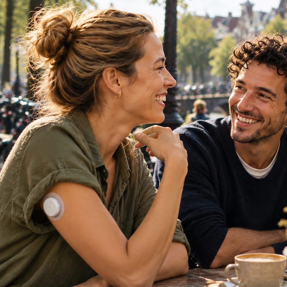 Drie vrienden lachen samen op een terras - meer ruimte voor je leven met type 1 diabetes